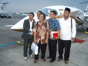 Agar bisa hadir tepat waktu, Dahlan Iskan pun  menyewa pesawat dengan uang pribadi.